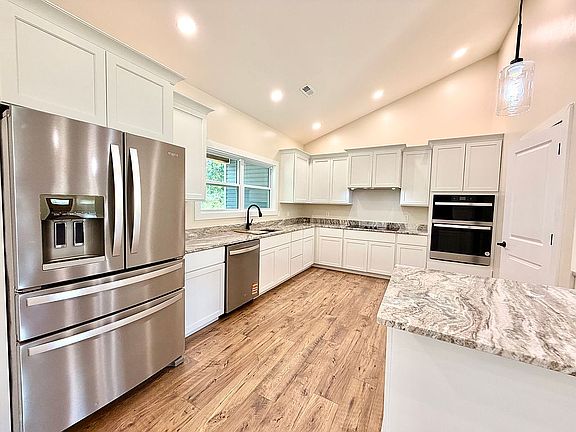 5th image of 552 Hawthorn Dr