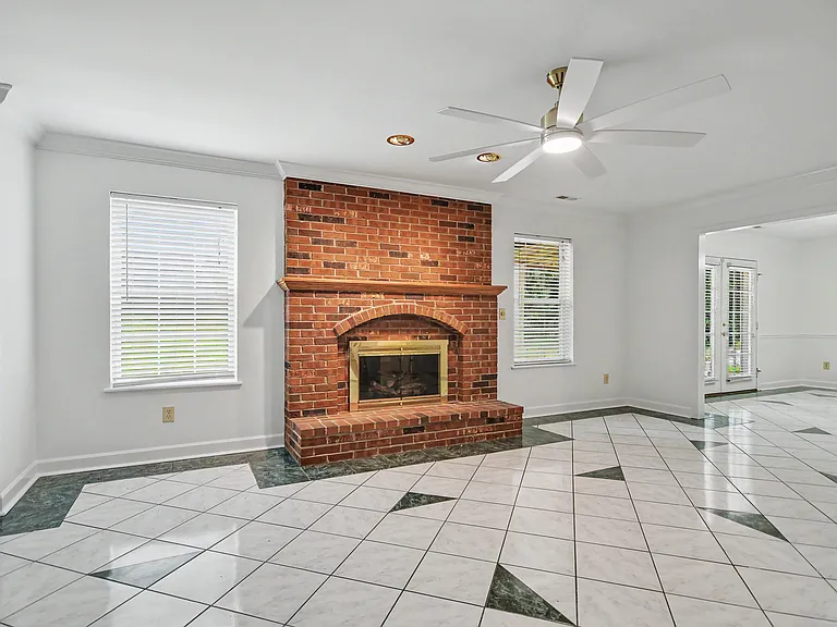 102 Lexington Ln — Photo 19