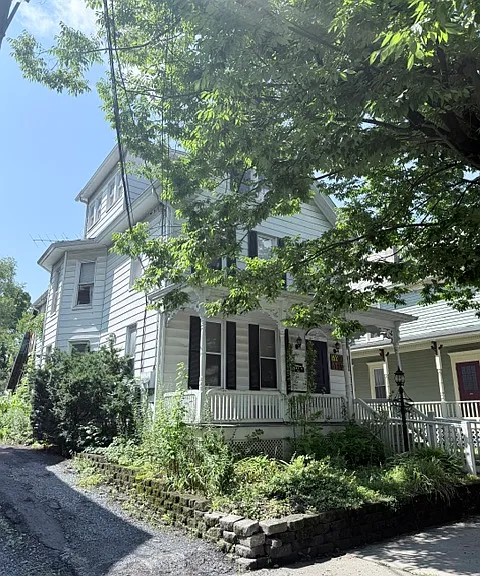 521 Sarah St — Photo 1