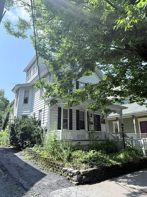 1st image of 521 Sarah St