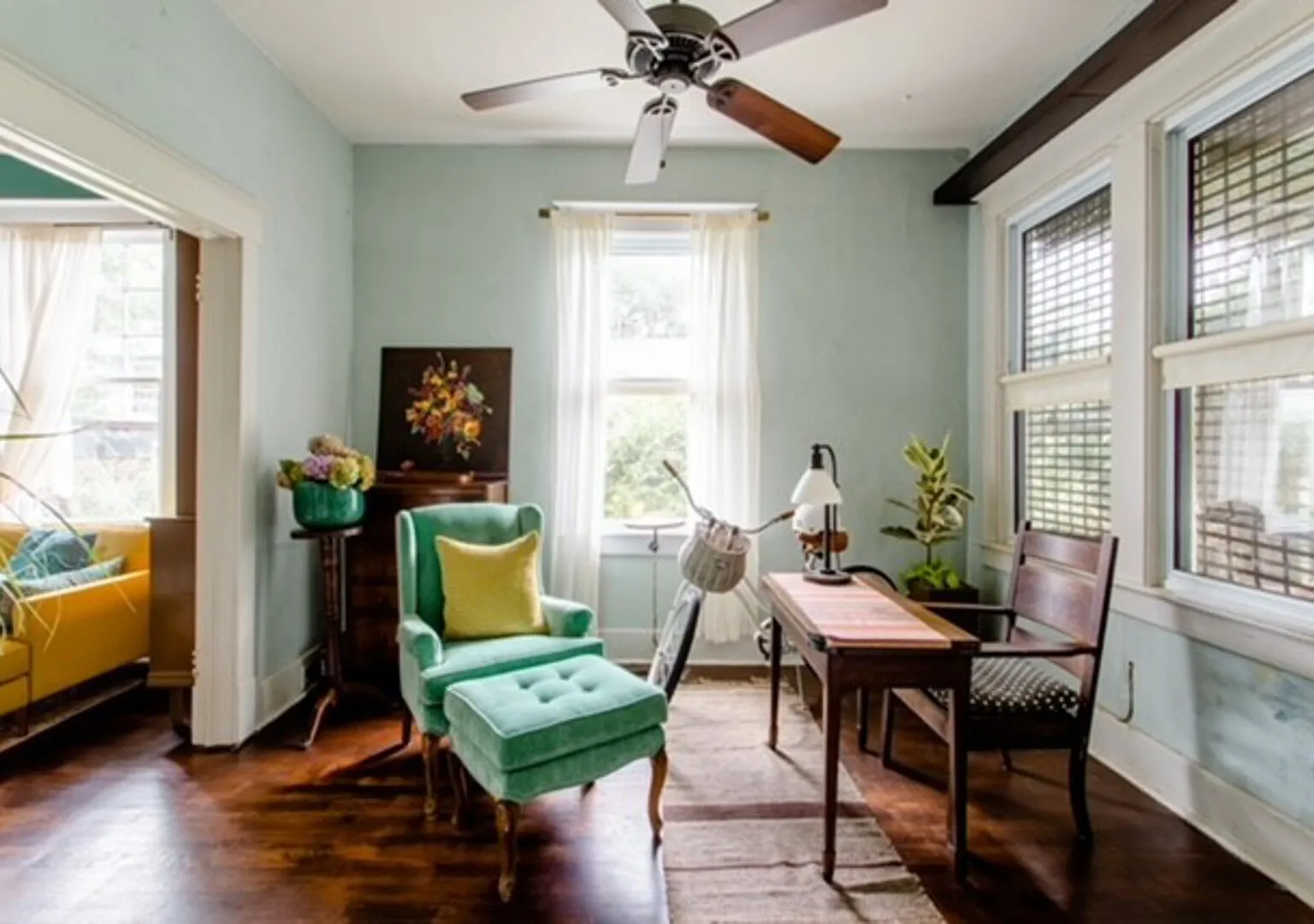 Quaint 1940's Bungalow under the Live Oaks — Photo 3