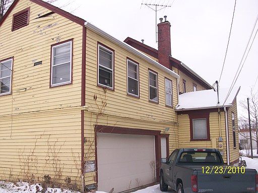2nd image of 611 1/2 E Jackson St