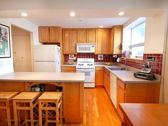 3rd image of 142 Sackett St APT 1