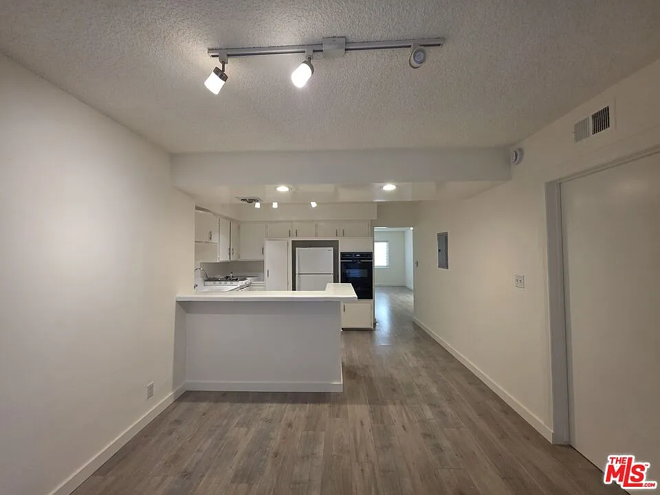 3 bed, 2.0 bath, 1260 sqft, $3,800 — Photo 2
