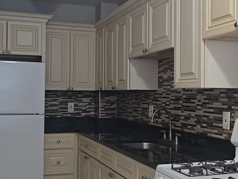 176 Lafayette St — Photo 2