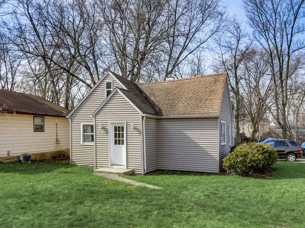 611 Golfview Dr, Round Lake Beach, IL 60073