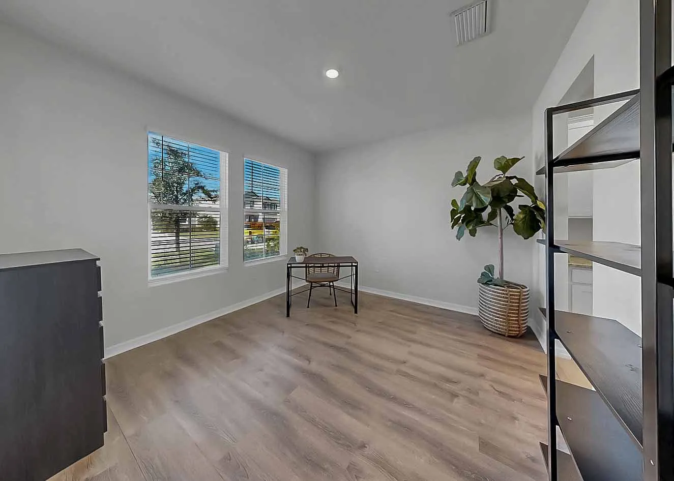 5 bed, 2949 sqft, $2,995 — Photo 4