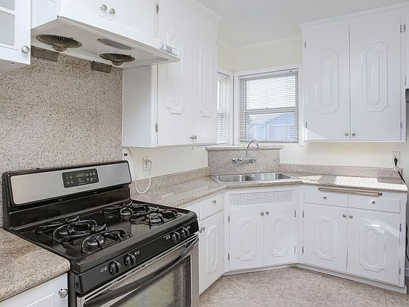 4th image of 946 33rd St
