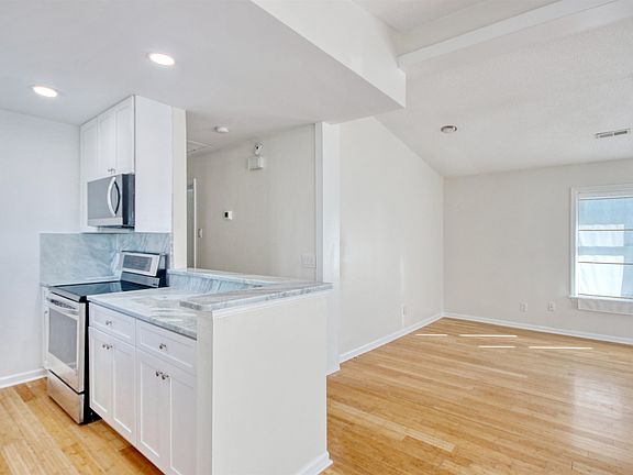 5th image of 462 Bay Dr.