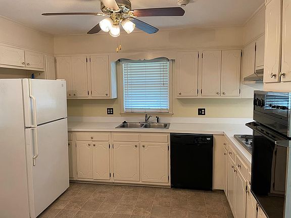 3rd image of 1213 Lakeview Dr