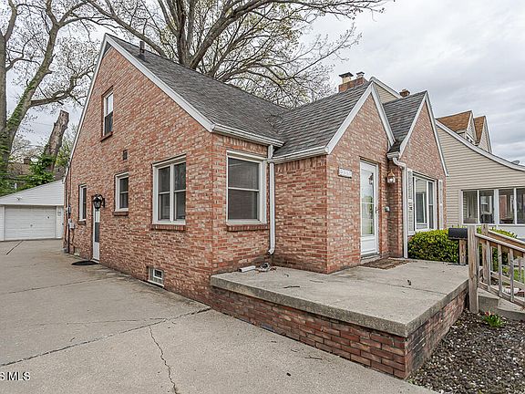 3rd image of 3517 Douglas Rd