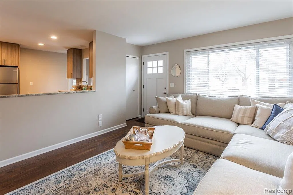 3 bed, 2.0 bath, 2082 sqft, $2,800 — Photo 3