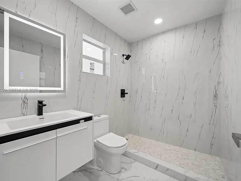 253 SW 4th St — Photo 9
