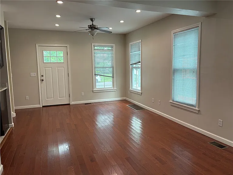 6 Walnut St #2 — Photo 2