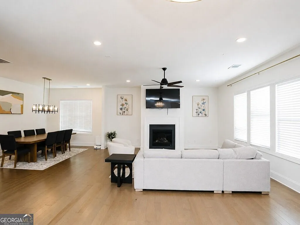 5 bed, 3414 sqft, $3,900 — Photo 4