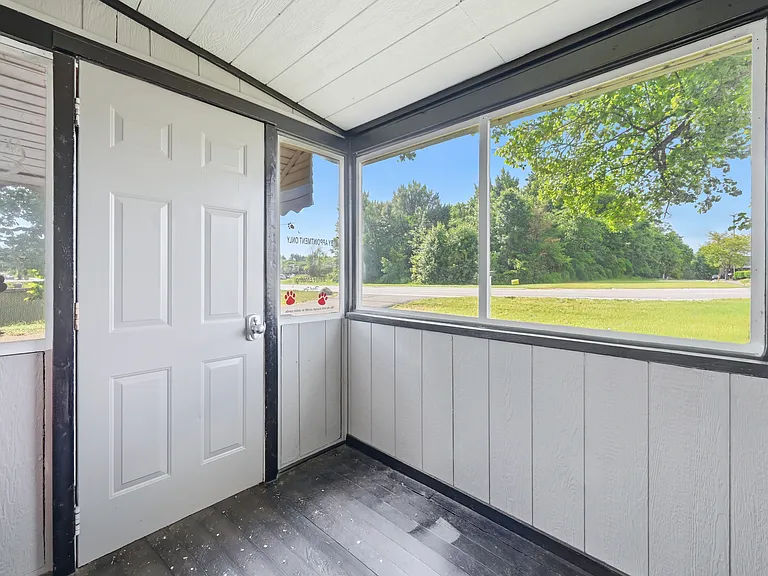 1122 W Western Reserve Rd — Photo 5