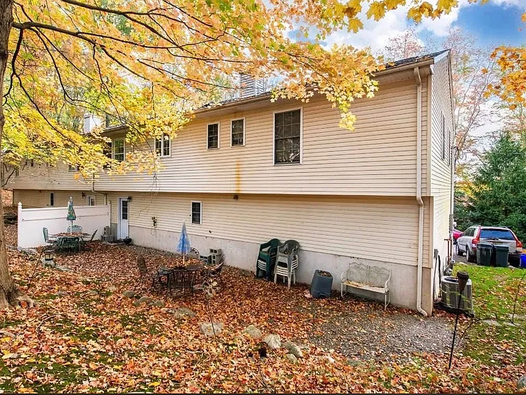 3 Undercliff Ln — Photo 2