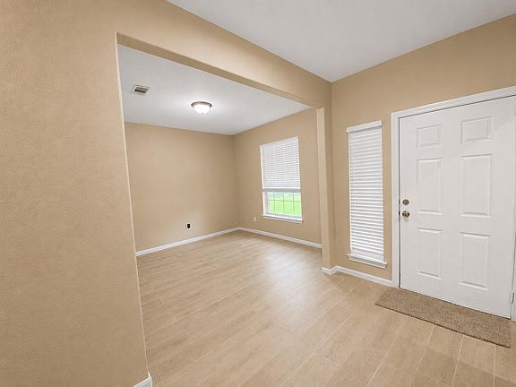 4th image of 215 Doncaster St