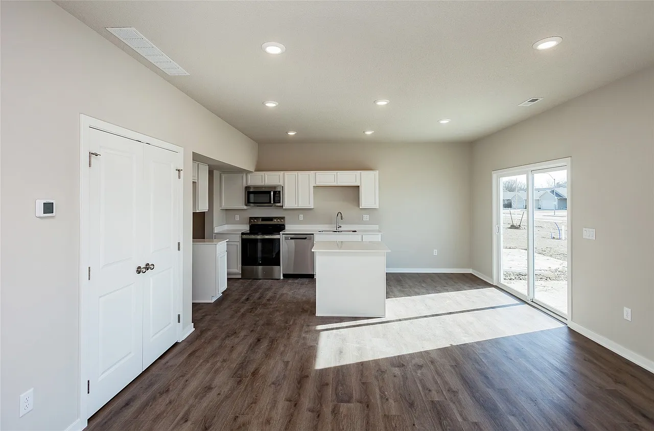 3 bed, 2.5 bath, 1591 sqft, $1,875 — Photo 3