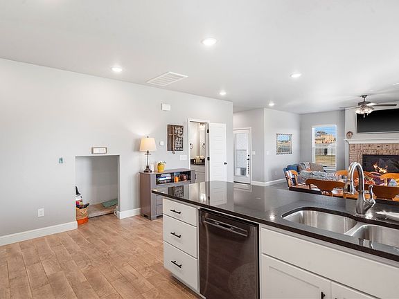 5th image of 102 Manfield Ave