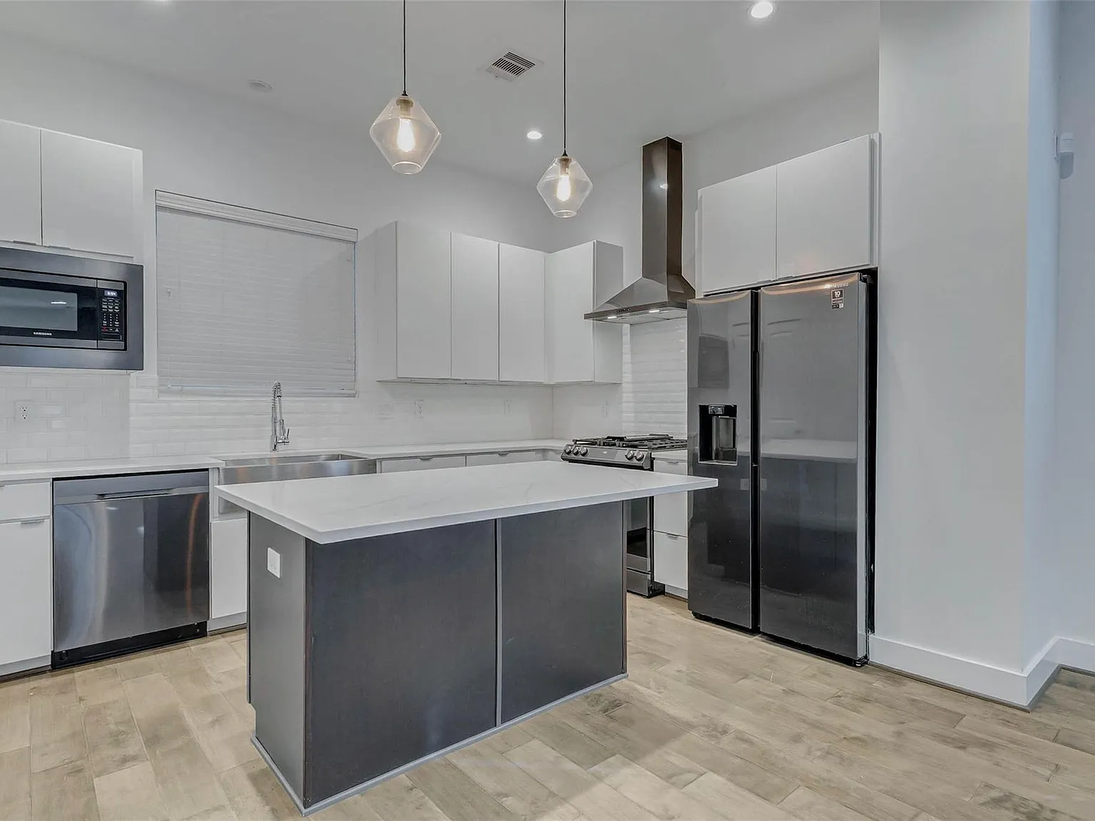 3 bed, 3.5 bath, 1882 sqft, $2,950 — Photo 4