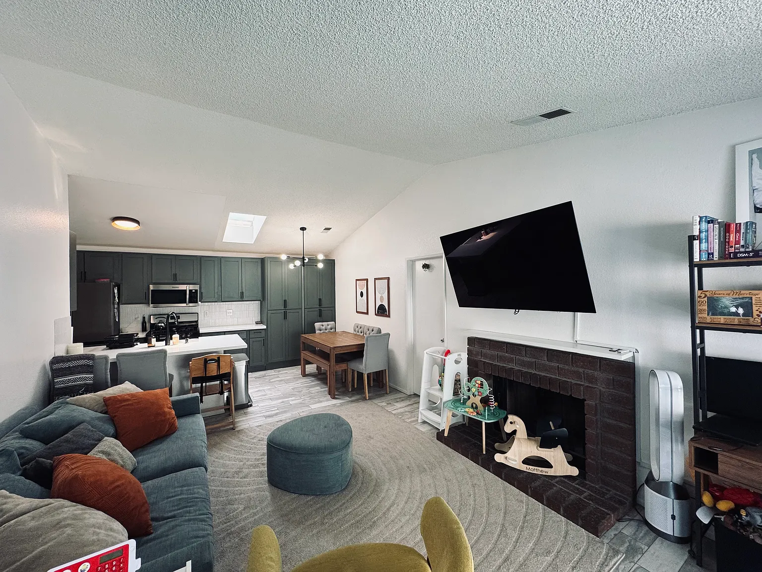 3 bed, 1039 sqft, $2,900 — Photo 3