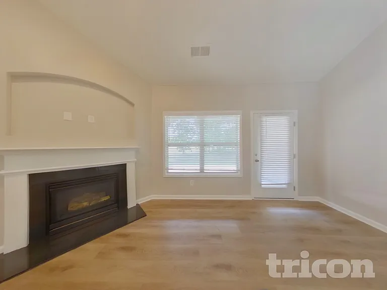 118 Greenbank Dr — Photo 2