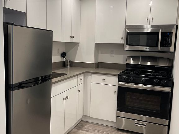 3rd image of 433 W 53rd St APT 71