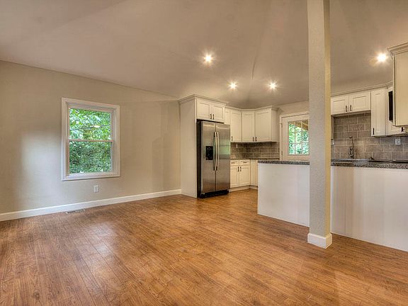 4th image of 2404 Waverly St