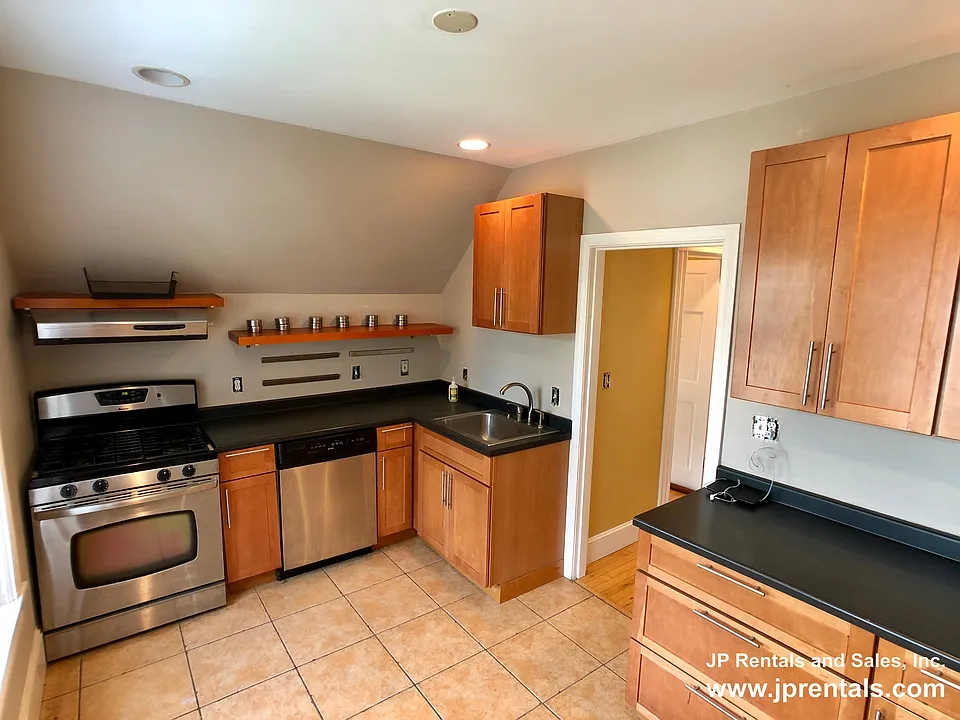 67 Hewlett St #2