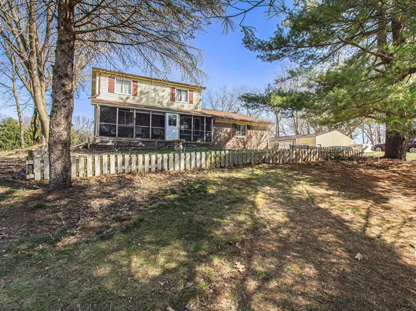 9152 Indian Lake Dr, Howell, MI 48855
