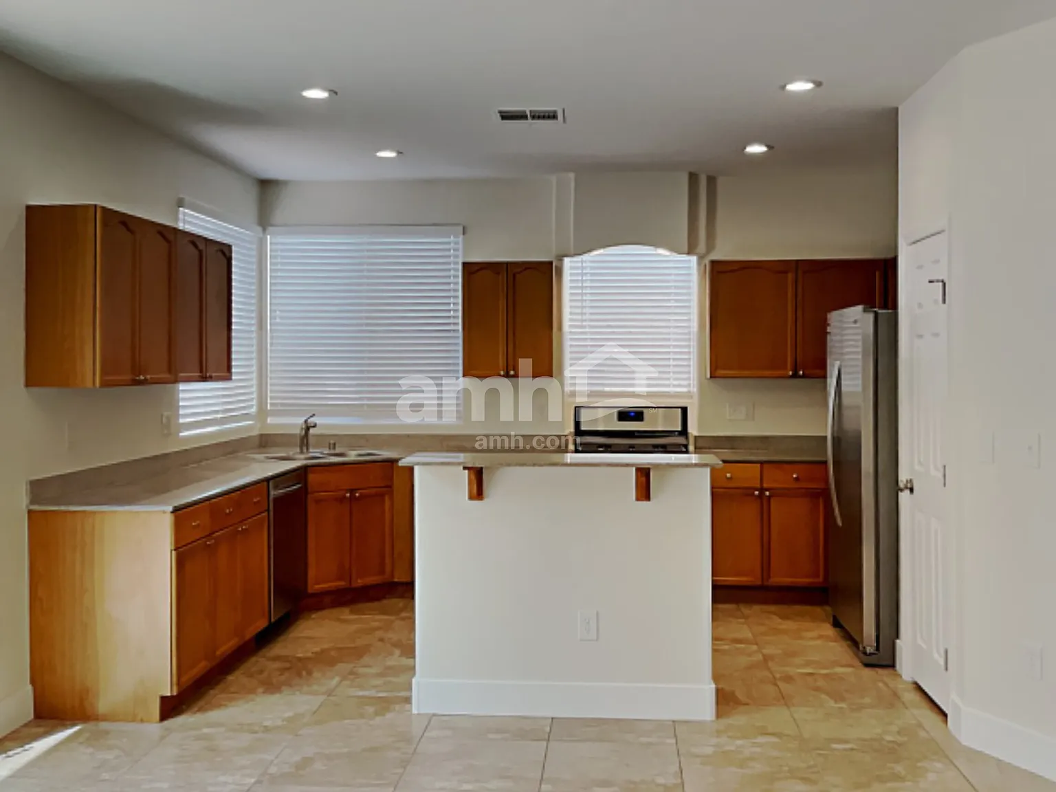 4 bed, 2.5 bath, 2692 sqft, $2,560 — Photo 3