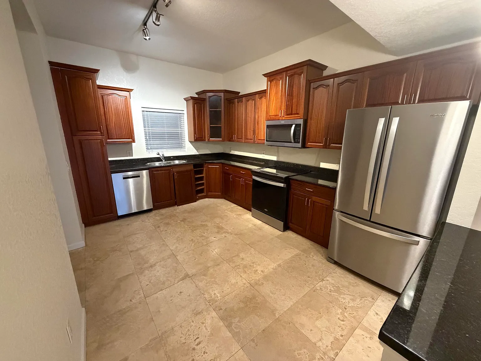 3 bed, 2.0 bath, 1552 sqft, $2,150 — Photo 3