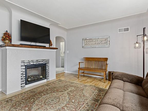 5th image of 220 Garden Ave