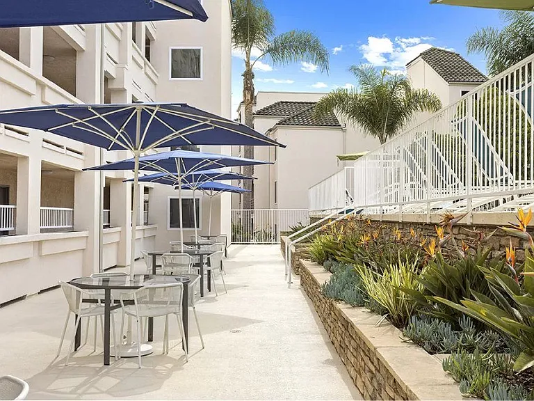 La Regencia Apartments — Photo 8