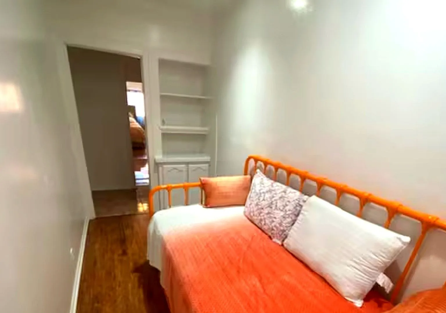 Charming 1BR Duplex in Los Angeles — Photo 2