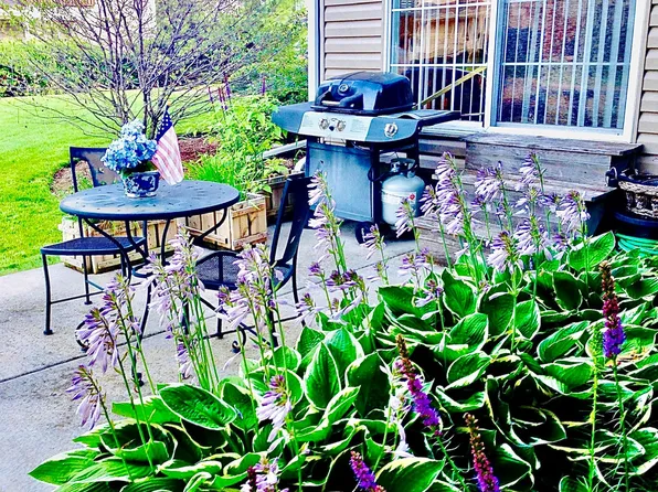 695 Silver Creek Rd, Woodstock, IL 60098