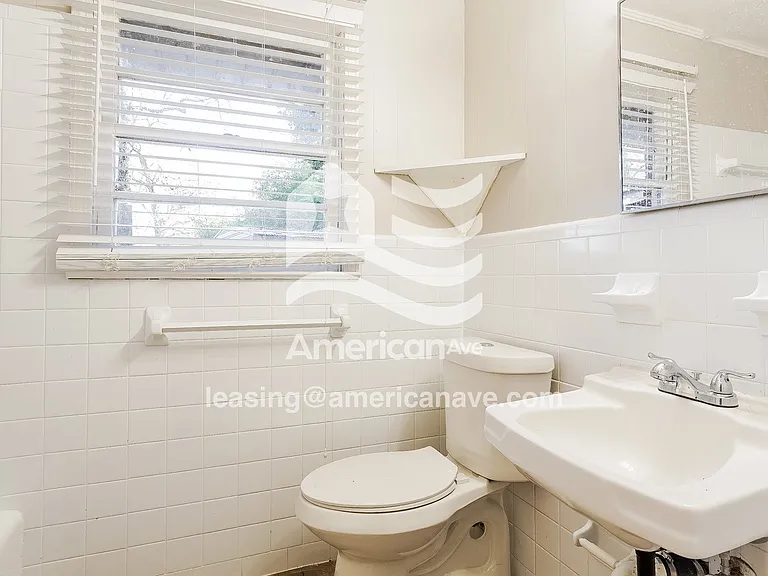 894139_010_main_bathroom_13657063.jpg