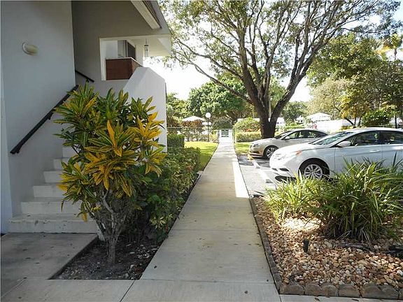 4th image of 3621 Oaks Clubhouse Dr APT 102