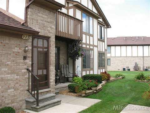 1st image of 923 Country Club Dr