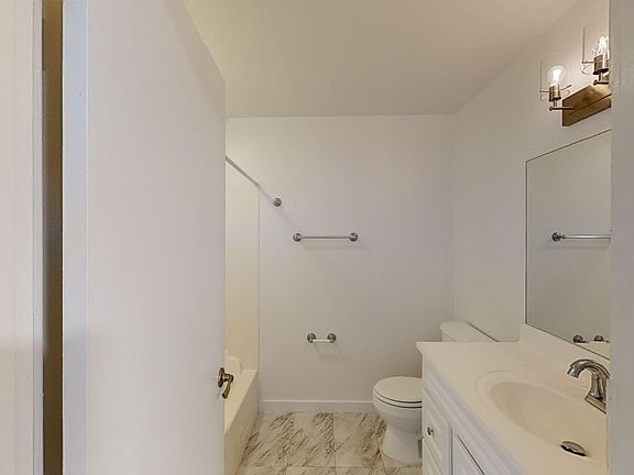 Bathroom with a toilet, sink and bathtub
