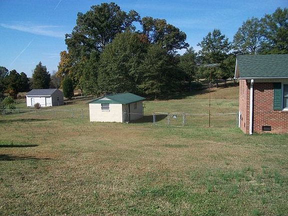 3rd image of 110 Woodbark Ln
