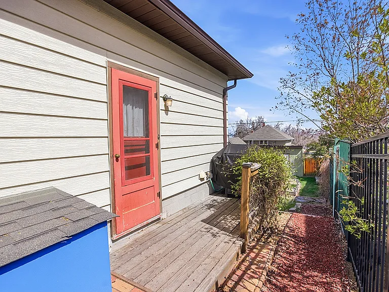 814 Stuart St — Photo 32