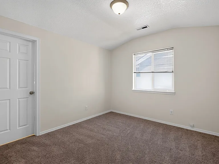 1506 SE Kobus Way — Photo 13