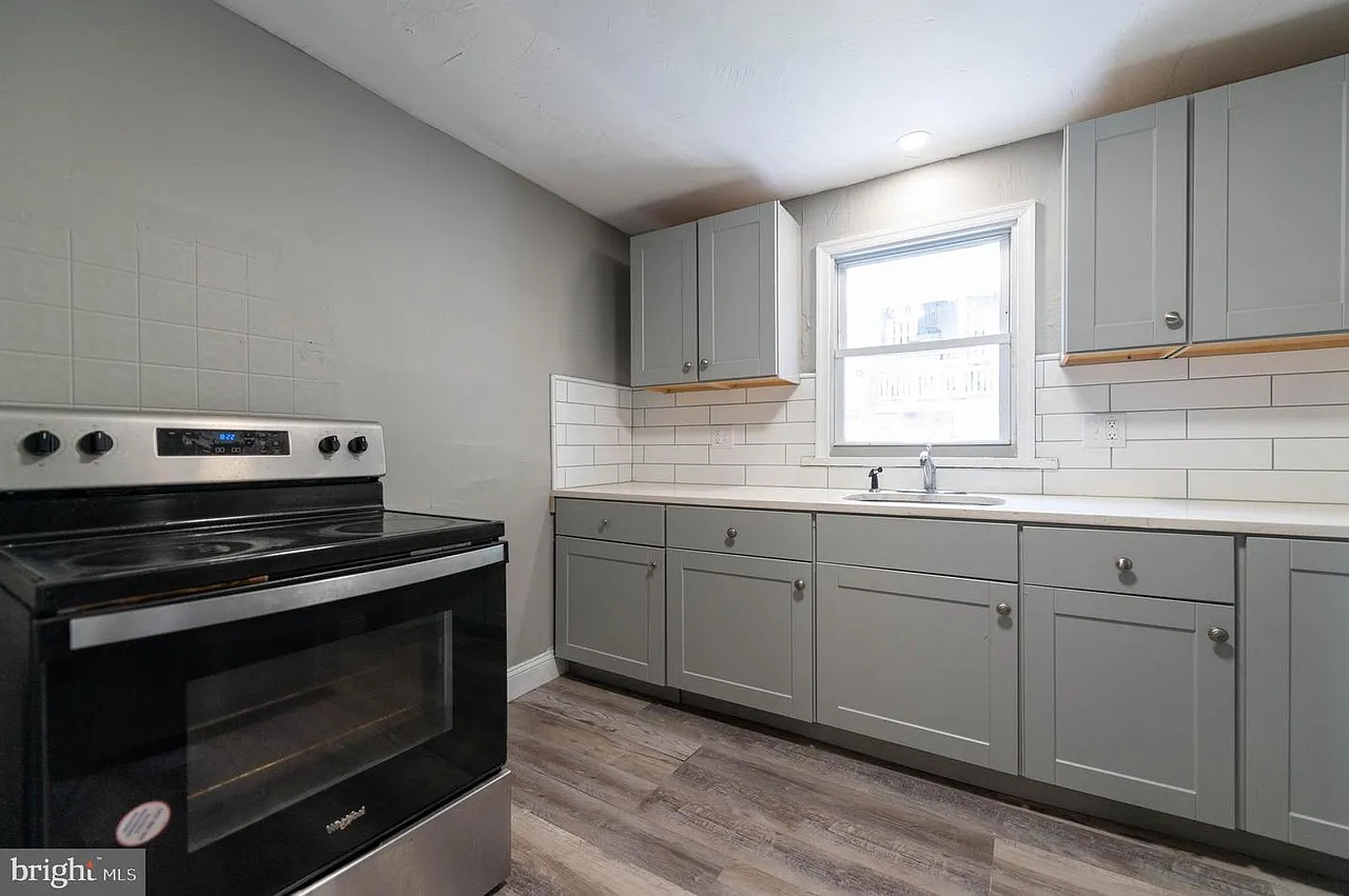 5 bed, 1900 sqft, $2,195 — Photo 4