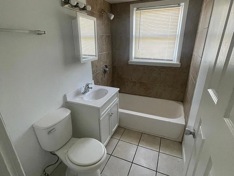 15032 Dorchester Ave #2W — Photo 4