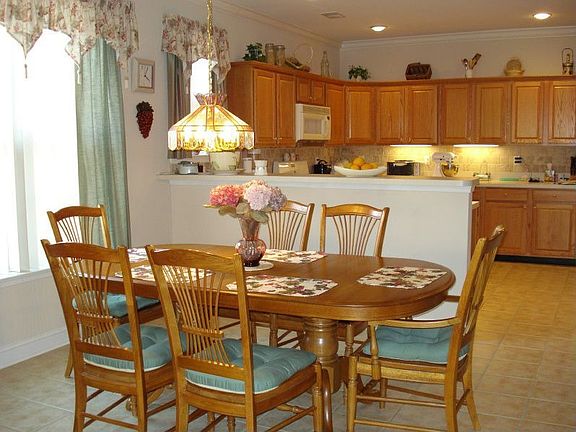 Cozy B'kfst Nook & Great Kitchen