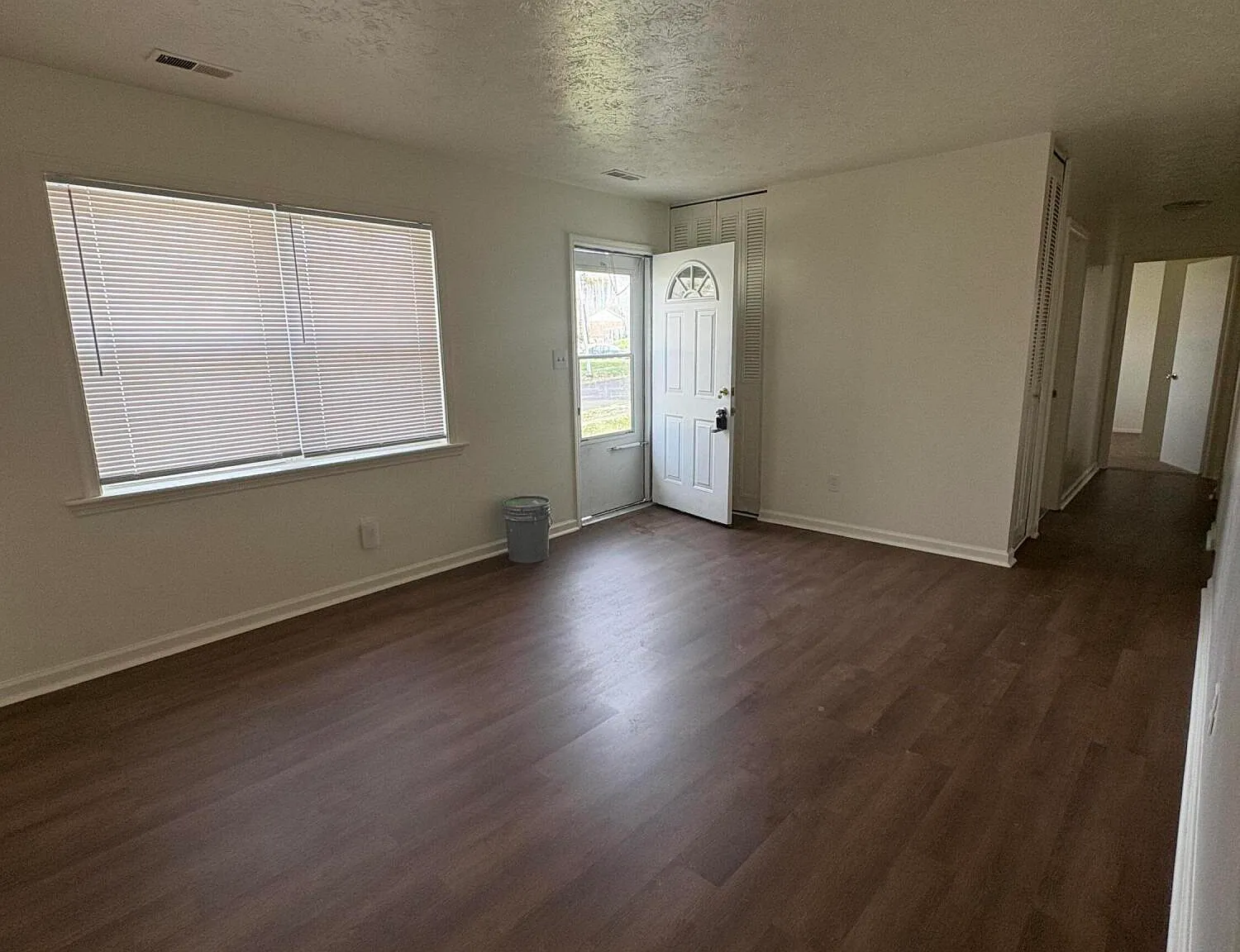 3 bed, 1.0 bath, 1000 sqft, $1,295 — Photo 4