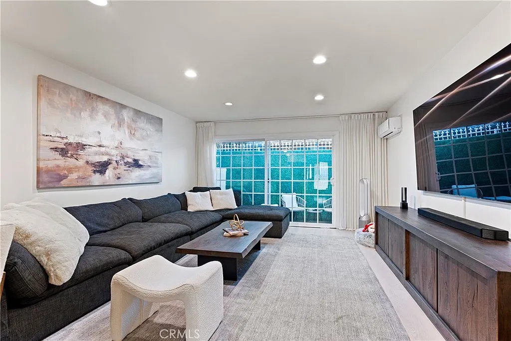 2 bed, 1.5 bath, 1100 sqft, $3,500 — Photo 3