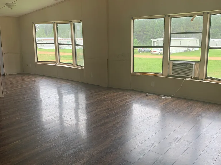1822 Covington Ln NE — Photo 2
